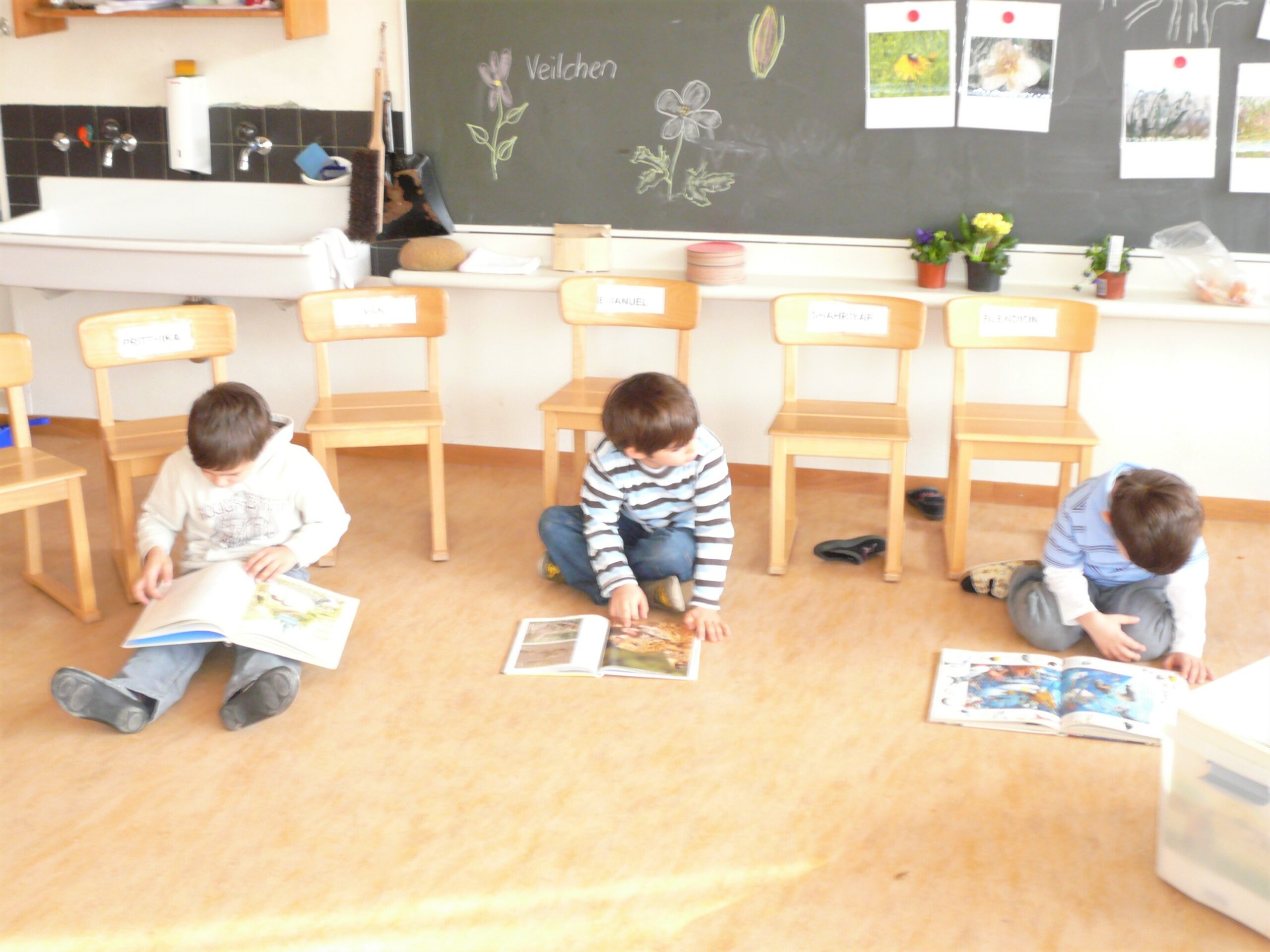 3 Kinder lesen in der Schule Geschichten
